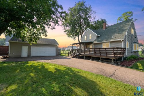 511 W 3rd St, Dell Rapids, SD, 57022-1841 | Card Image