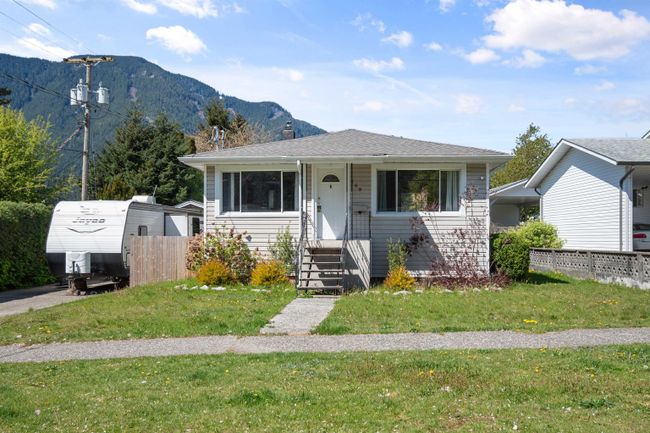 569 Park Street, House other with 3 bedrooms, 1 bathrooms and 6 parking in Hope BC | Image 2