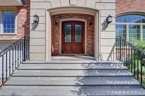 50 Morenci Ln, Little Neck, NY, 11362-1331 | Card Image