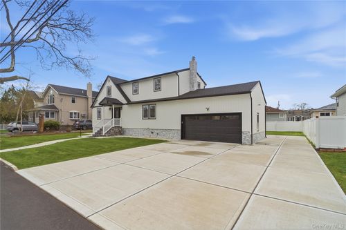 219 Granada Pkwy, Lindenhurst, NY, 11757-6015 | Card Image