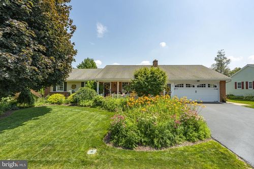 3 Meadow Ln, NEW HOLLAND, PA, 17557-1411 | Card Image