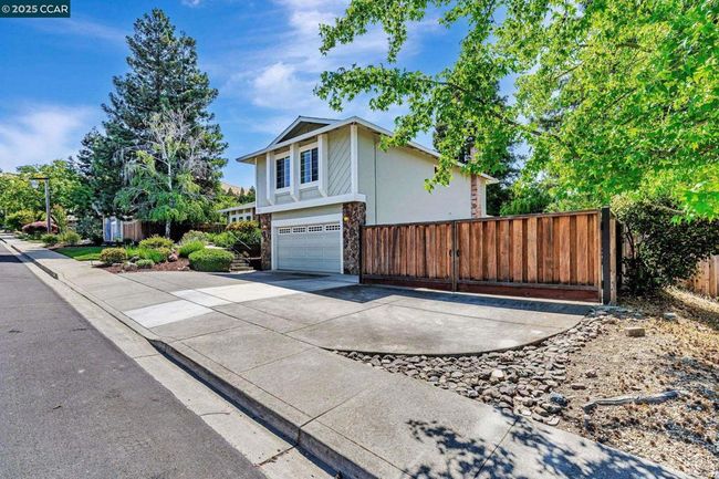The expansive side yard comes with a double gate for storage of your RV, boat, and other toys. | Image 34