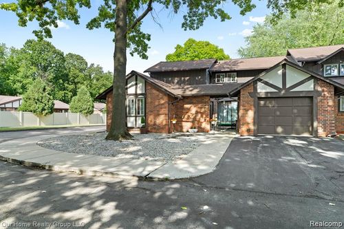 29284 Wellington Rd W, Southfield, MI, 48034-4571 | Card Image