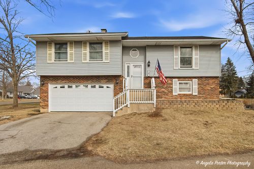 136 Edgewater Dr, Crystal Lake, IL, 60014-5016 | Card Image