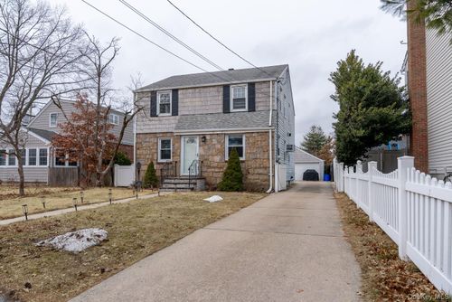 202 Emerson Pl, Valley Stream, NY, 11580-4224 | Card Image