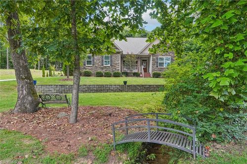 1550 Pike Place Ct, Kernersville, NC, 27284-7277 | Card Image