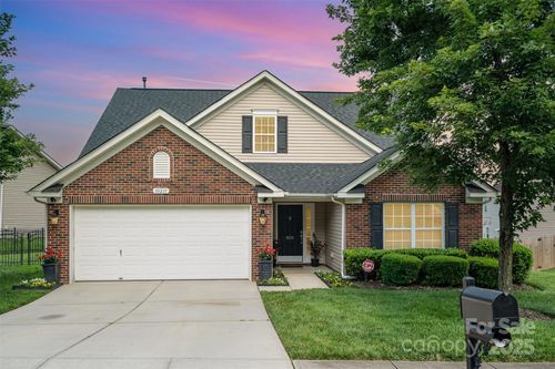 10211 Dominion Village Dr, Charlotte, NC, 28269-7917 | Card Image
