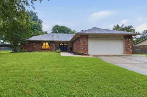 7109 Peach Ave, Broken Arrow, OK, 74011-5812 | Card Image
