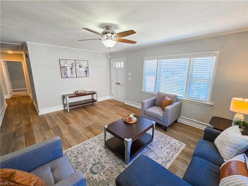 725 Oakland Ave, Hampton, VA, 23663-2111 | Card Image