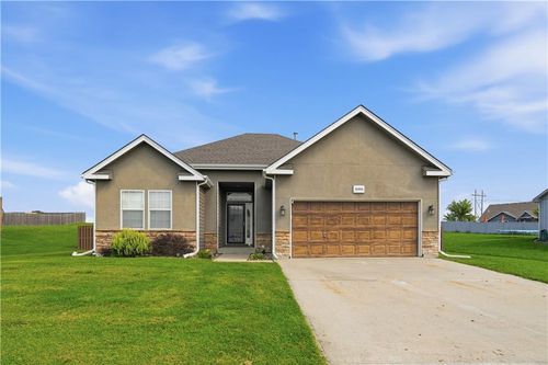 16906 Tucker Ct, Basehor, KS, 66007-8219 | Card Image
