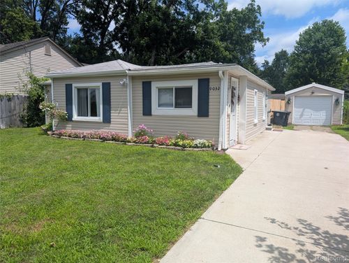 9032 Deering St, Livonia, MI, 48150-4172 | Card Image
