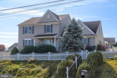 215 W Sunhill Road, House other with 4 bedrooms, 2 bathrooms and null parking in MANHEIM PA | Image 2