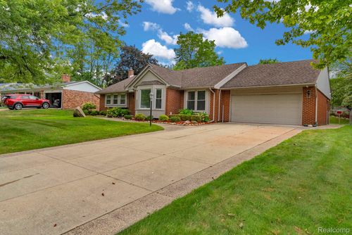 36939 Heatherton Dr, Farmington, MI, 48335-2928 | Card Image