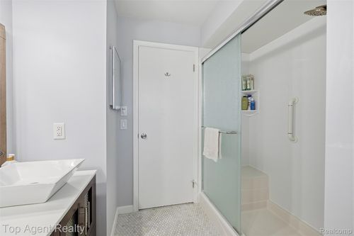 5267 Rostraver Ct, Shelby Twp, MI, 48316-5237 | Card Image