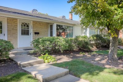 495 Old Surrey Road, Townhouse with 2 bedrooms, 1 bathrooms and 1 parking in Hinsdale IL | Image 1