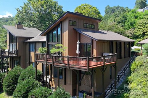 141 Country Ridge Rd, Hendersonville, NC, 28739-3906 | Card Image