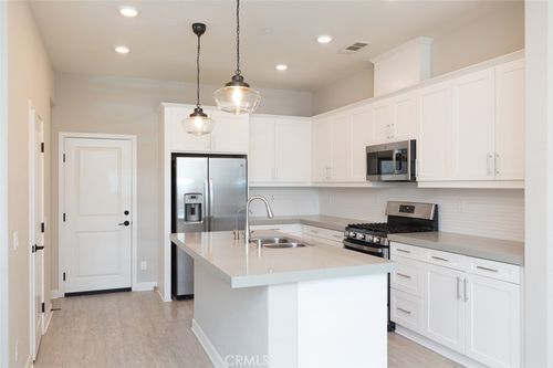 1095 Delpy View Pt, Vista, CA, 92084-4836 | Card Image