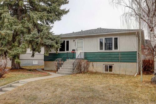 2452 22a St Nw, Calgary, AB, T2M3X7 | Card Image