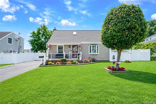 7 Farmedge Rd, Bethpage, NY, 11714-4107 | Card Image