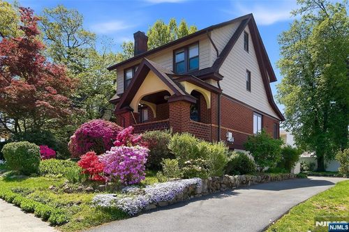 194 Parkway, Maywood, NJ, 07607-1414 | Card Image