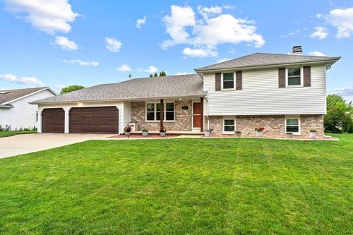 216 Riva Ridge Lane, NEENAH, WI, 54956 | Card Image