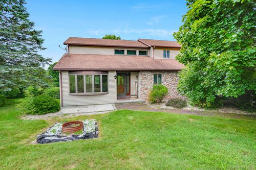 27 Patricia Dr, Pleasant Valley, NY, 12569-5500 | Card Image