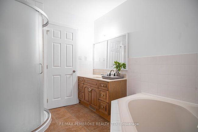 84 Frontenac Cres, House other with 5 bedrooms, 3 bathrooms and 4 parking in Deep River ON | Image 12