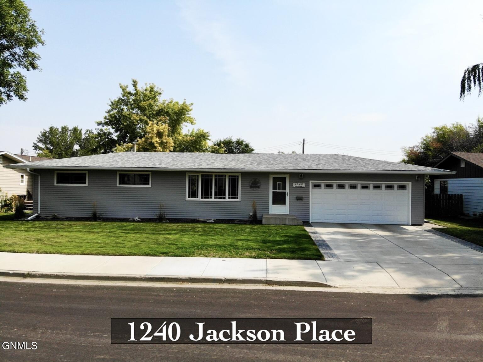 Jackson Pl, Williston, ND 58801