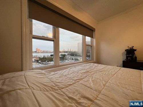 11 Beverly Pl, Edgewater, NJ, 07020-1746 | Card Image