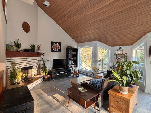 sl9-5753 Wharf Ave, Sechelt, BC, V7Z0H5 | Card Image