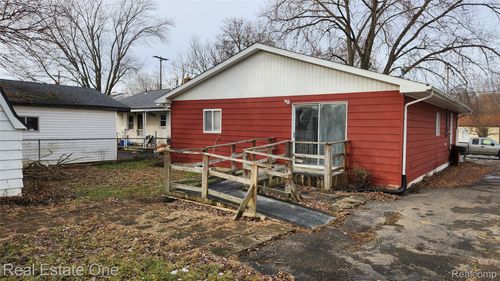 1376 Ready Ave, Burton, MI, 48529-2052 | Card Image