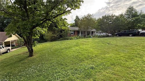 163 Florida Ave, Mount Airy, NC, 27030-1879 | Card Image