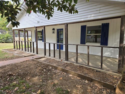 211 Graves St, Whitesboro, TX, 76273-1811 | Card Image