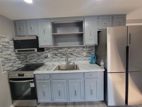 73 Longshore St, Bay Shore, NY, 11706-2628 | Card Image