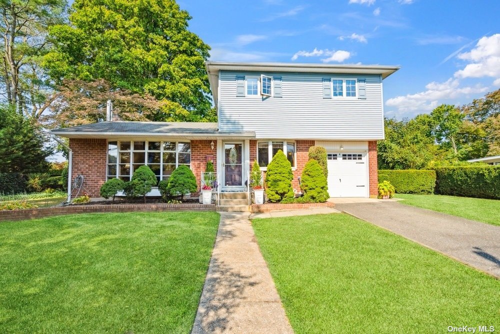Trout St, Oakdale, NY 11769