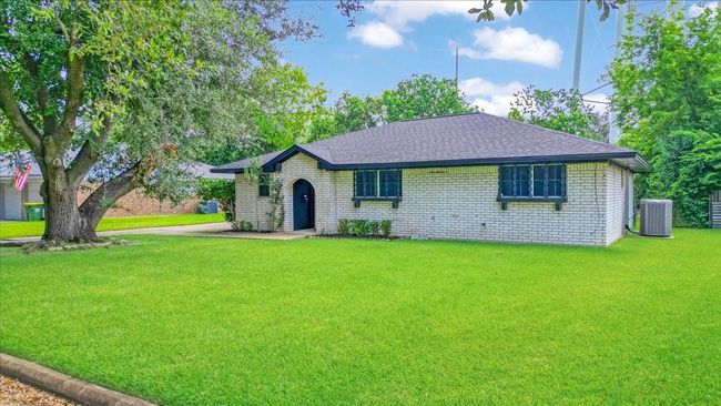 5003 Camden Ln, House other with 3 bedrooms, 2 bathrooms and 2 parking in Pearland TX | Image 5