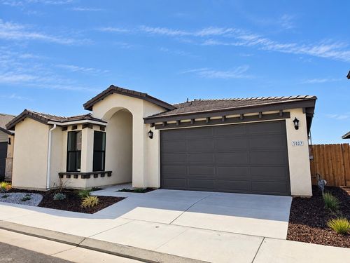 1037 Madrid Ave, Tulare, CA, 93274-1621 | Card Image