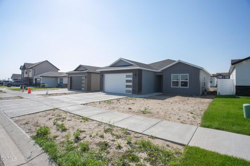 3317 34th St W, Williston, ND, 58801-3274 | Card Image