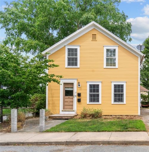 17 Pine St, South Kingstown, RI, 02879-3520 | Card Image