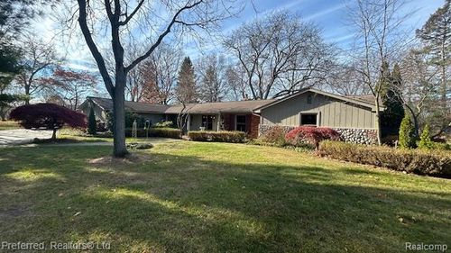 6800 Crestway Dr, Bloomfield Hills, MI, 48301-2809 | Card Image