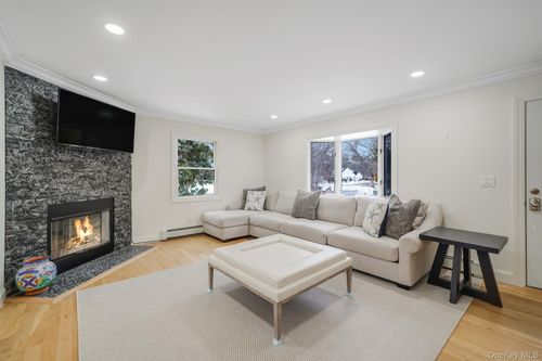 19 Pine Tree Ln, East Quogue, NY, 11942-4615 | Card Image
