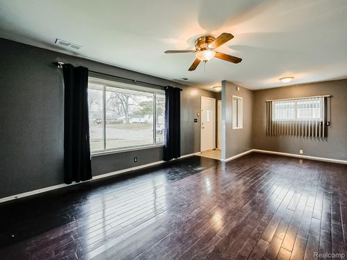 948 E Kalama Ave, Madison Heights, MI, 48071-4083 | Card Image