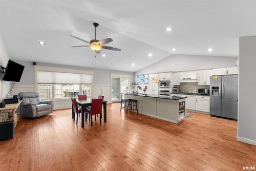 2714 W 66th St, Davenport, IA, 52806-1511 | Card Image