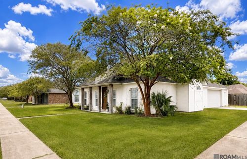 6406 Woodside Dr, Zachary, LA, 70791-2681 | Card Image