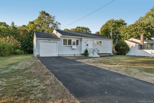 10 Ehler St, Brentwood, NY, 11717-6004 | Card Image