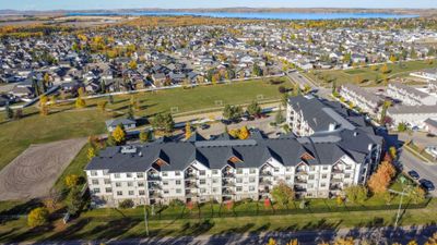 211 - 100 Lakeway Blvd, Condo with 2 bedrooms, 2 bathrooms and 2 parking in Sylvan Lake AB | Image 2