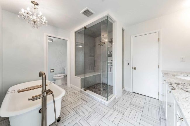 2328 Uxbridge Drive Nw, House other with 3 bedrooms, 3 bathrooms and 5 parking in Calgary AB | Image 24