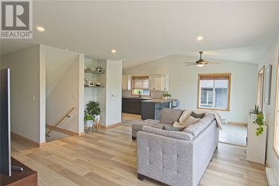 374 Pacific Cres, House other with 5 bedrooms, 3 bathrooms and 3 parking in Ucluelet BC | Image 3