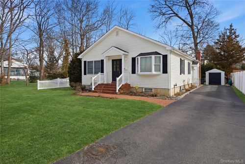 43 Ridgeway Blvd, Bay Shore, NY, 11706-6331 | Card Image