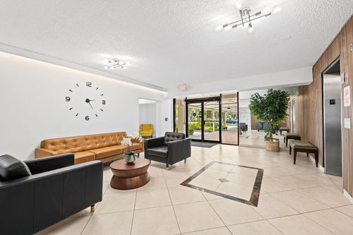 304-3960 Oaks Clubhouse Dr, Pompano Beach, FL, 33069-3671 | Card Image